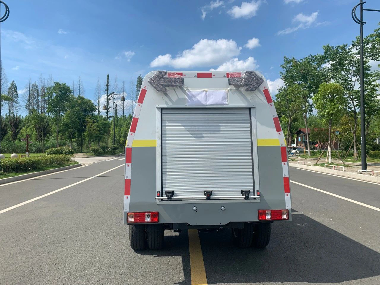 東風(fēng)2方純電動(dòng)路面養(yǎng)護(hù)車(chē)